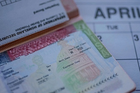 Visa H1B sobre pasaporte y calendario