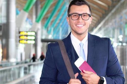 Hombre contento con su visa de inversionista llegando a USA